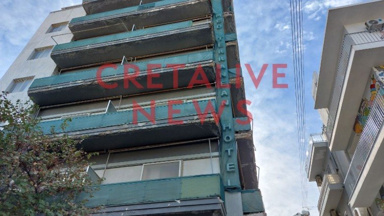 Ηράκλειο: Κατέρρευσε τμήμα μπαλκονιού σε κεντρικό δρόμο της πόλης