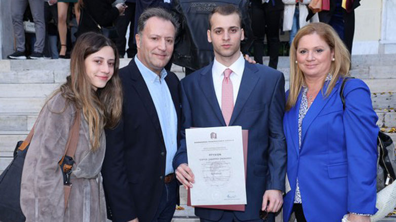 Δημήτρης Οικονόμου – Αλέξια Κουλούρη: Καμάρωσαν τον γιο τους στην αποφοίτηση του