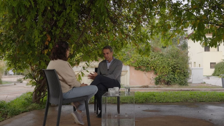 Ο Κυριάκος Μητσοτάκης συνομιλεί με μία κακοποιημένη γυναίκα