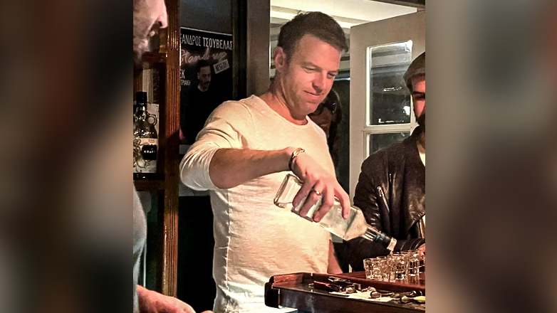 Για σφηνάκια στις Σπέτσες ο Κασσελάκης, ενώ ο ΣΥΡΙΖΑ «αδειάζει»