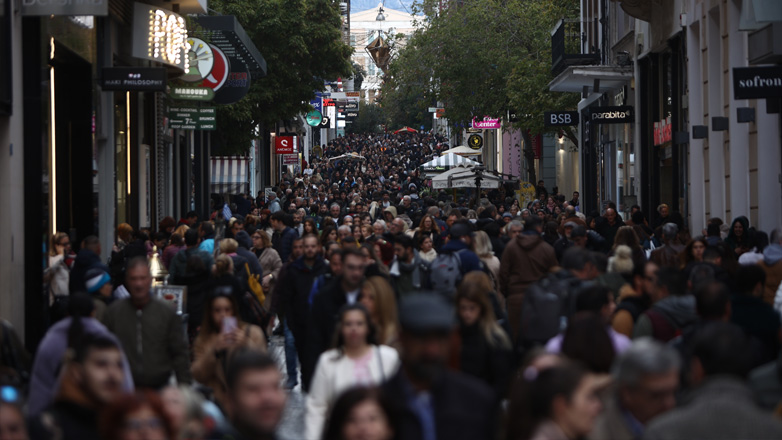 Κοσμοσυρροή στην Ερμού για ψώνια λόγω Black Friday