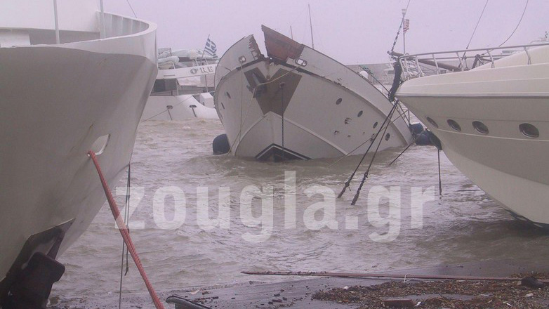 Καταστροφές από την κακοκαιρία σε σκάφη στη Μαρίνα Ζέας
