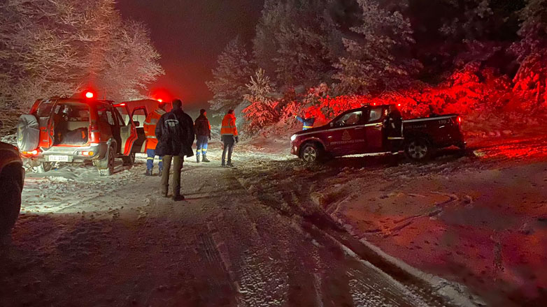 Βρέθηκαν σώοι οι δυο περιπατητές που είχαν χαθεί μέσα στη χιονοθύελλα στη θέση Πλάκα Βελβεντού