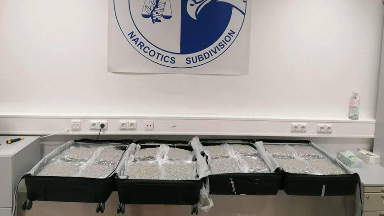 Συνελήφθη 61χρονη στο αεροδρόμιο «Ελ. Βενιζέλος» η οποία μετέφερε 37 κιλά χασίς