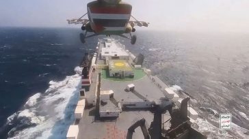 Οι δυνάμεις των ΗΠΑ απελευθέρωσαν πλοίο που συνδέεται με το Ισραήλ από αεροπειρατεία των Χούτι στα ανοιχτά της Υεμένης