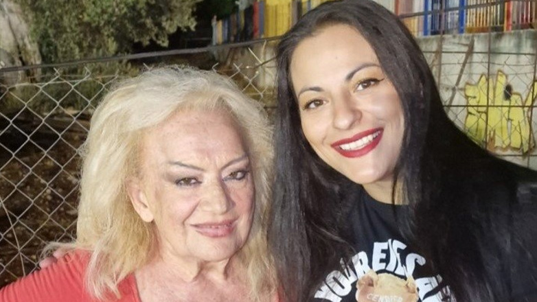 Τζένη Κατσίγιαννη: Το συγκινητικό αντίο της on stage στη Βάσω Χατζή