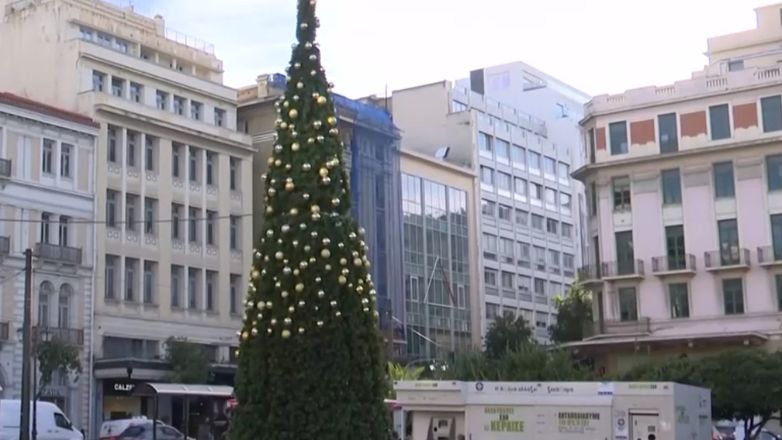 Έκλεψαν τα μισά στολίδια από το χριστουγεννιάτικο δέντρο της πλατείας Κλαυθμώνος