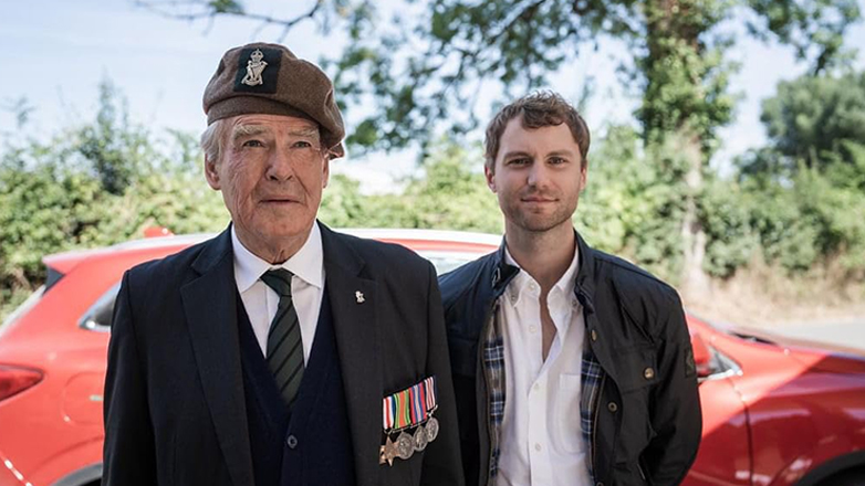 «Ο Τελευταίος Στρατιώτης»: Αγνώριστος ο Πιρς Μπρόσναν στη συγκινητική ταινία του Τέρι Λόουν