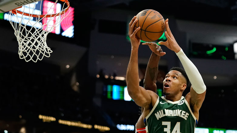 Κομβικός και ηγέτης  ο «Greek Freak», στη νίκη με ανατροπή των Μπακς, 108-102 τους Μπλέιζερς