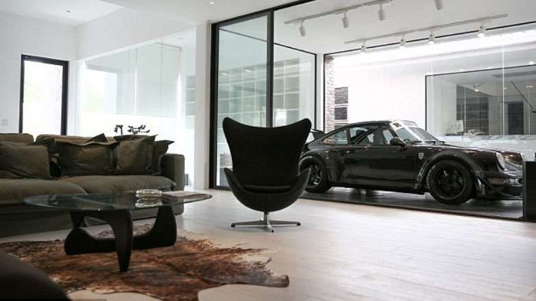 Διάφανο γκαράζ μέσα στο σπίτι; Η νέα αρχιτεκτονική μόδα των πλουσίων