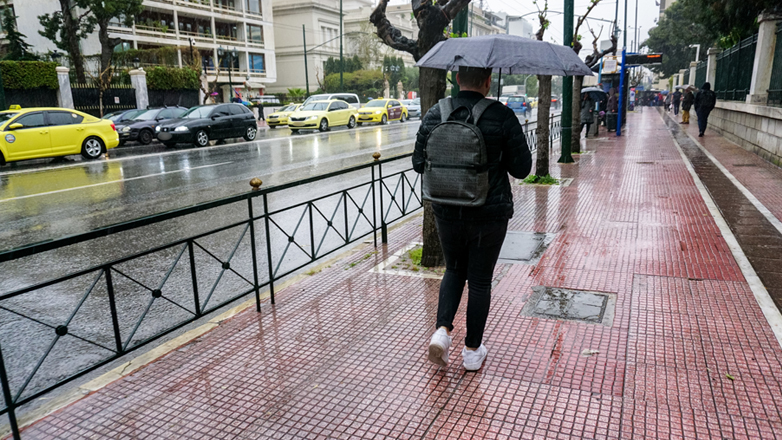 Νέο κύμα κακοκαιρίας με βροχές, καταιγίδες και θερμή εισβολή