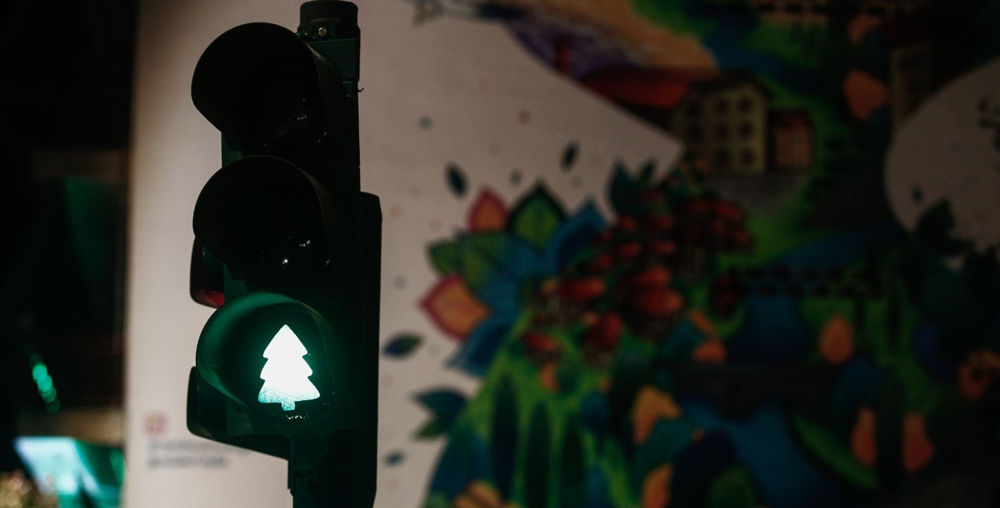 Τα γιορτινά του «φόρεσε» φωτεινός σηματοδότης στα Τρίκαλα