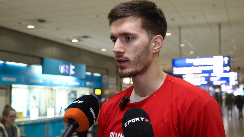 Στην Αθήνα ο Πετρούσεφ: «Τιμή μου που ήρθα στον Ολυμπιακό-Ο Βεζένκοφ μού είπε τα καλύτερα»