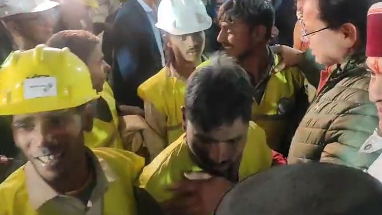 Ινδία: Διασώθηκαν και οι 41 εργάτες που είχαν παγιδευτεί σε σήραγγα εδώ και 17 ημέρες