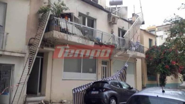 Πάτρα: Mπαλκόνι κατέρρευσε και «προσγειώθηκε» πάνω σε αυτοκίνητο