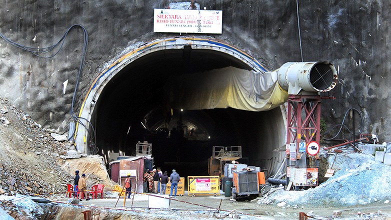 Ινδία: Μερικά μέτρα χωρίζουν πλέον τους διασώστες από τους 41 εργάτες που είναι εγκλωβισμένοι στα συντρίμμια σήραγγας