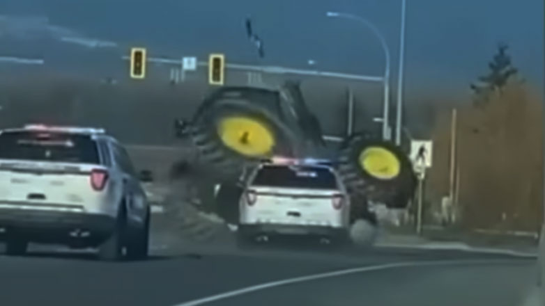 Αστυνομικοί τούμπαραν τρακτέρ με τον γνωστό ελιγμό PIT