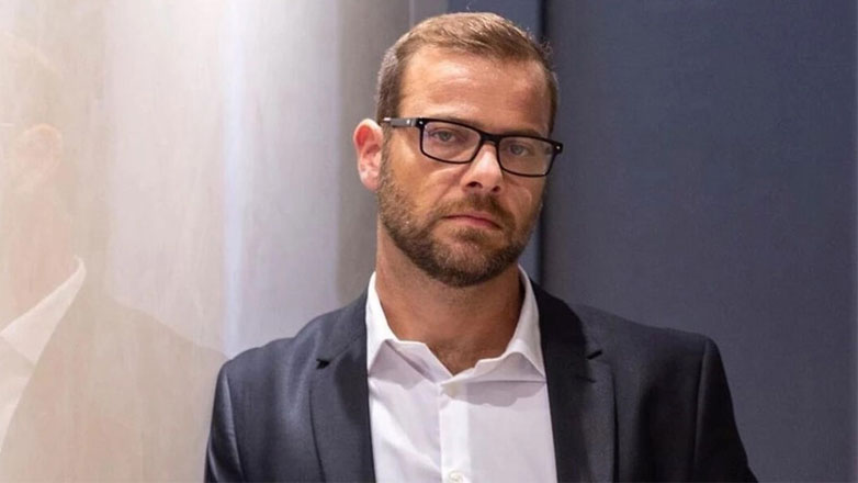 Ο Ορέστης Τζιόβας εξομολογείται: «Οι γονείς μου άκουσαν για τη σεξουαλικότητά μου από την τηλεόραση»