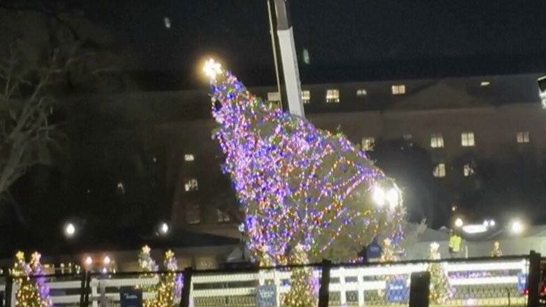 Ισχυροί άνεμοι έριξαν το χριστουγεννιάτικο δέντρο μπροστά από τον Λευκό Οίκο