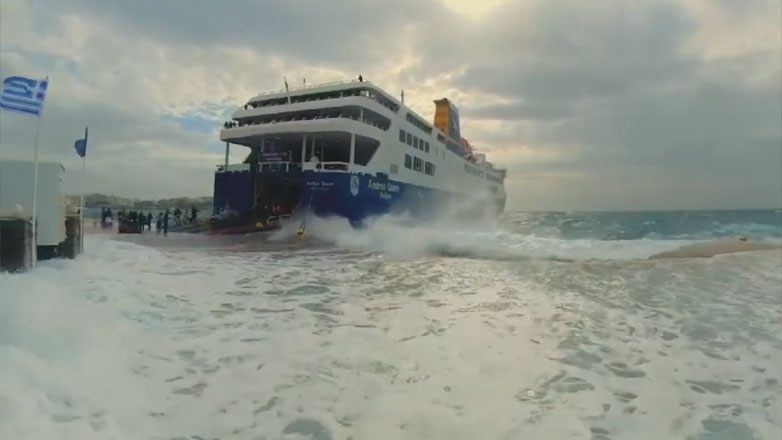 Τήνος: Εντυπωσιακό timelapse βίντεο στο λιμάνι αποτυπώνει τις δυσκολίες που βιώνουν οι κάτοικοι τον χειμώνα