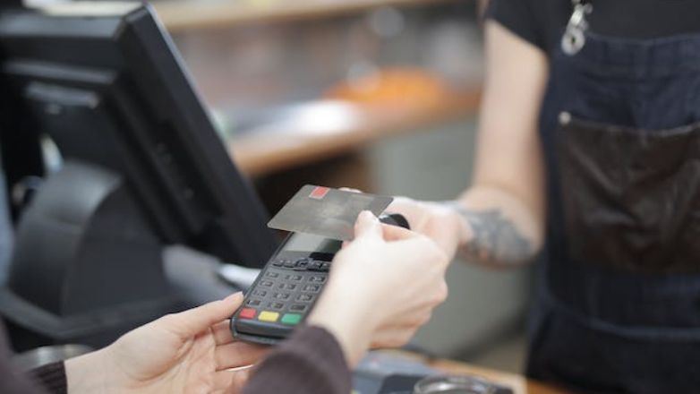 Κηφισιά: Συνελήφθη 46χρονη για απάτη με προπληρωμένη κάρτα – Αναζητείται συνεργός