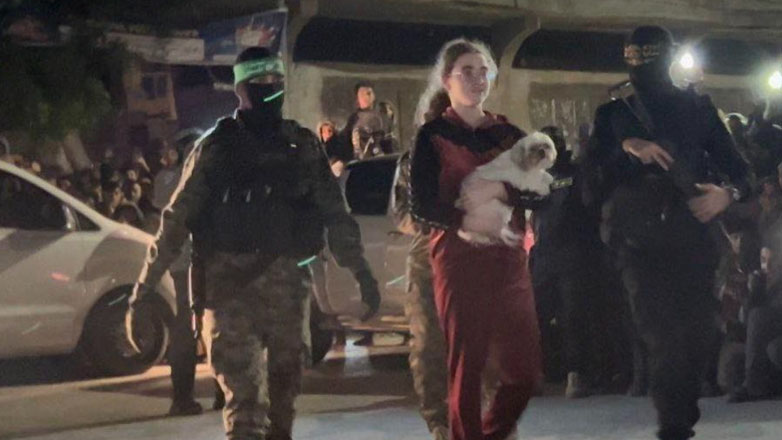 Η ιστορία της 17χρονης Ισραηλινής ομήρου Μία Λέιμπεργκ που εμφανίστηκε αγκαλιά με τον σκύλο της κατά την απελευθέρωσή της