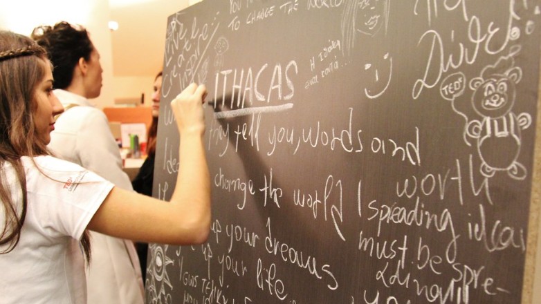 Έπεσε ο πίνακας και καταπλάκωσε καθηγήτρια