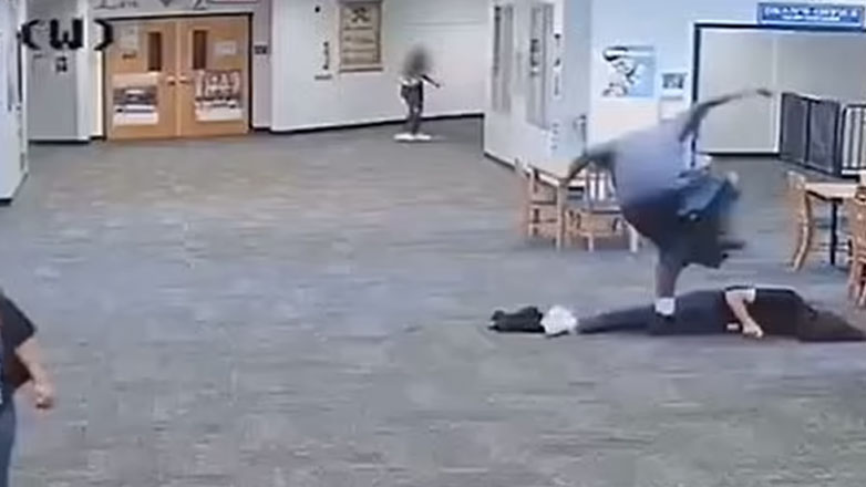 Σοκαριστικό βίντεο με μαθητή που ξυλοκοπά την καθηγήτριά του