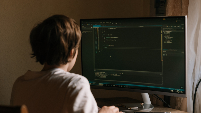 Σοκ στη Ναύπακτο: Μαθητές «έγδυναν» με εφαρμογή φωτογραφίες συμμαθητριών τους