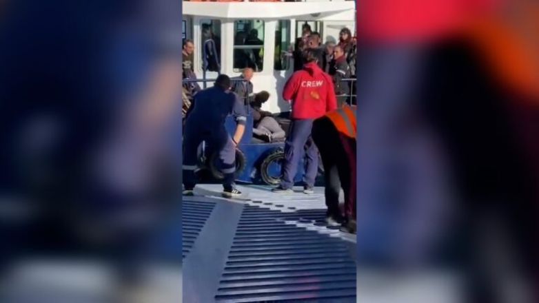 Πέραμα: Γυναίκα έπεσε από φέρι μποτ στη θάλασσα – Βίντεο από τη διάσωσή της