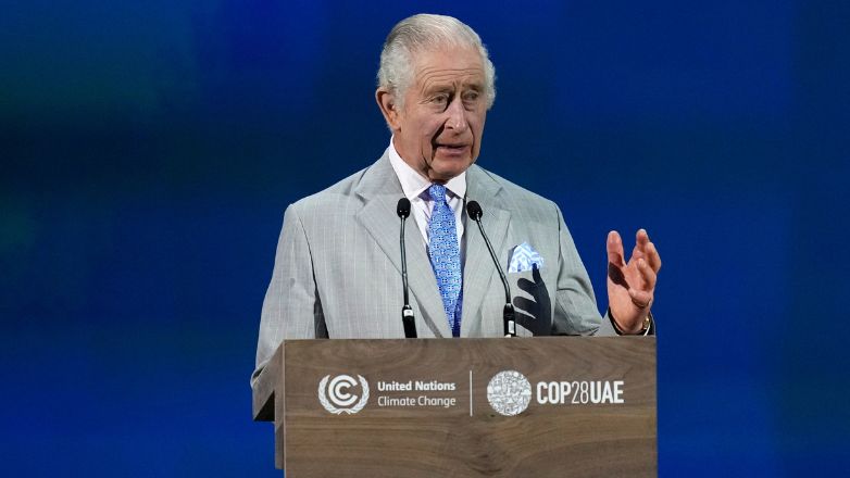 «Την είπε» με ελληνικές σημαίες στον Σούνακ ο Κάρολος