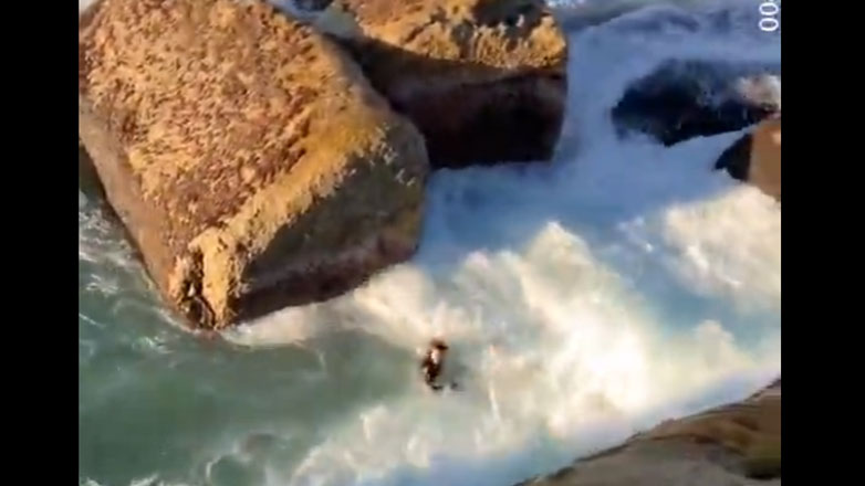 Στιγμές τρόμου για κολυμβητή – Απίστευτη μάχη με τα κύματα