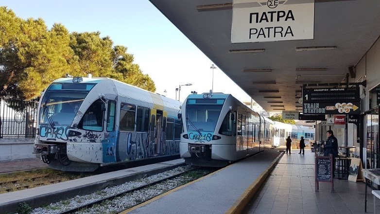 Πάτρα: Φωτιά δίπλα στη στάση του Προαστιακού