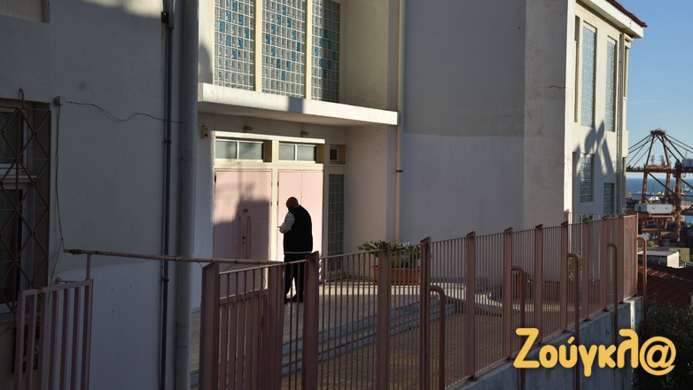 Πέραμα: Μαθήτρια έπεσε από τον τρίτο όροφο Γυμνασίου