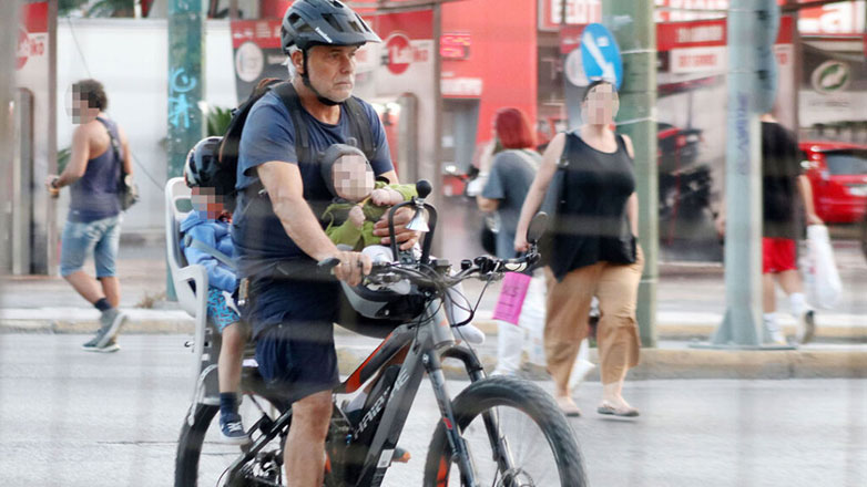 Χάρης Χριστόπουλος: Βόλτα με το ποδήλατο με τους δυο γιους του στην Αθήνα