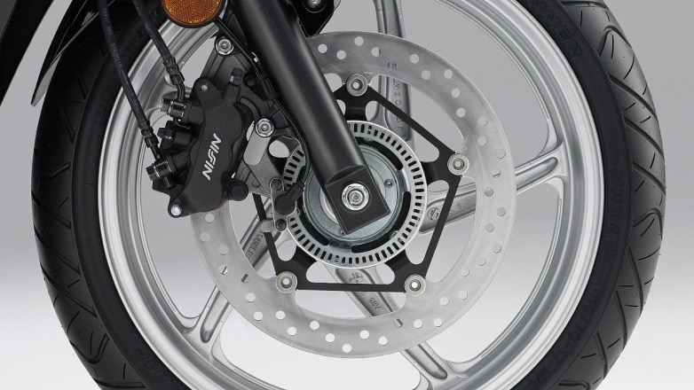 Πρέπει όλες οι μοτοσυκλέτες να διαθέτουν στάνταρ ABS;