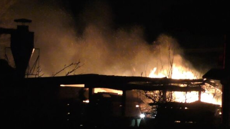 Στις φλόγες αποθήκη ξυλείας στη Βόρεια Κέρκυρα