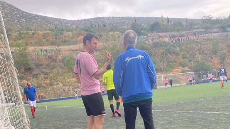 Δεν τον θέλει ούτε… στο ποδόσφαιρο: Ο Κασσελάκης πήγε να παίξει μπάλα και τραυματίστηκε