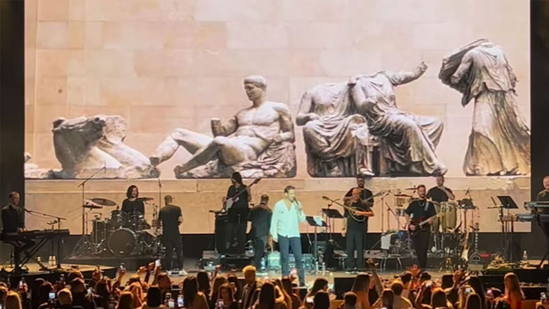 Ο Κωνσταντίνος Αργυρός τραγούδησε την «Αθήνα μου» στο Τορόντο με φόντο τα Γλυπτά του Παρθενώνα