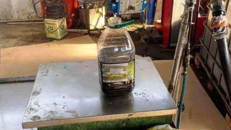 Θεσσαλονίκη: Πατέρας και γιος εισήγαγαν ηλιέλαιο από τη Βουλγαρία και το πουλούσαν ως έξτρα παρθένο ελαιόλαδο