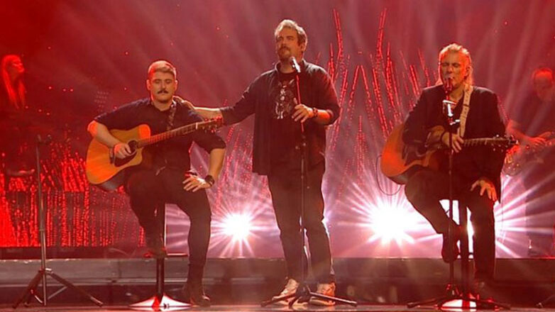 Πυγμαλίων Δαδακαρίδης: Τραγούδησε «Οι παλιές αγάπες πάνε στον παράδεισο» με τους «Πυξ Λαξ» δίπλα στον αδερφό του