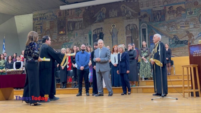 Συγκίνηση στο ΑΠΘ από τις οικογένειες θυμάτων των Τεμπών – «Σήμερα γιορτάζουν και τα δικά μας παιδιά»