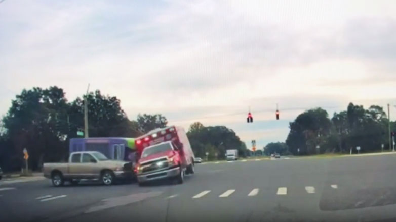 Τράκαρε με ασθενοφόρο και έστειλε 15 άτομα στο νοσοκομείο