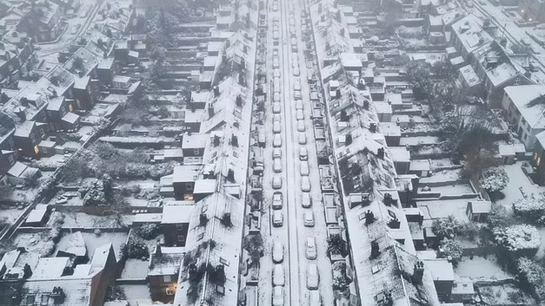 Σε συναγερμό η Βρετανία για ακραίες καιρικές συνθήκες με χιονοπτώσεις και πολύ πάγο