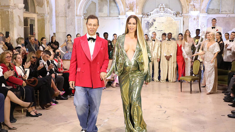 Κατερίνα Στικούδη: Με αβυσσαλέο ντεκολτέ στον έβδομο μήνα της εγκυμοσύνης της!