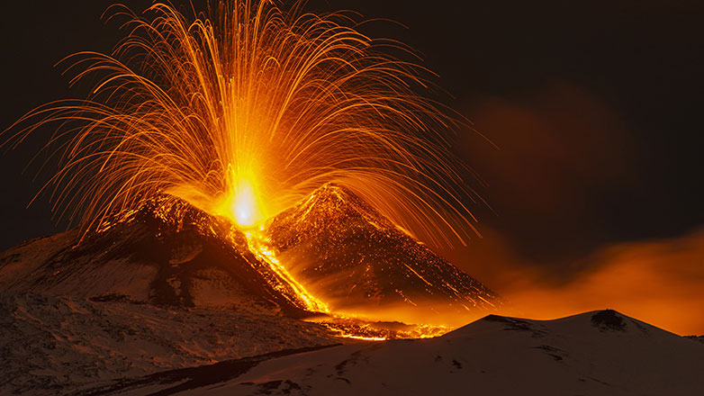 Η Αίτνα «ξύπνησε» και προσφέρει μαγευτικές εικόνες