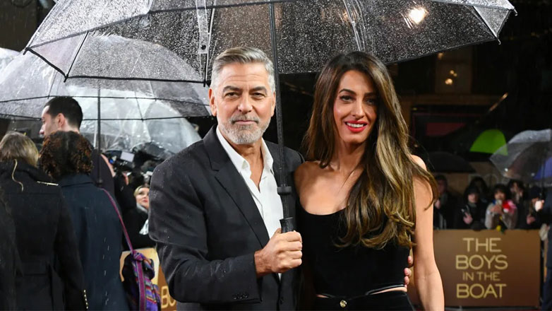 O George και η Amal Clooney στο κόκκινο χαλί στην πρεμιέρα της ταινίας «The Boys in the Boat»