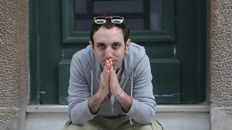 Χάρης Χιώτης: «Μεγάλωσα μέσα σε ένα γραφείο τελετών, ήταν κάτι πολύ φυσιολογικό για μένα»