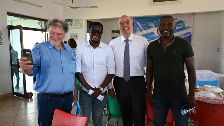 Δένδιας: Με Οφορίκουε και Αμπονσά στην Γκάνα – «Η Ελλάδα θα χρηματοδοτήσει την κατασκευή ποδοσφαιρικού γηπέδου»