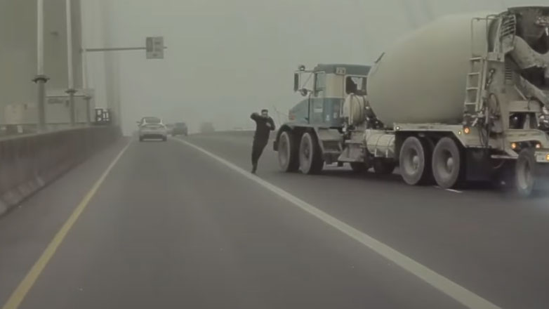 Πεζός ντρίμπλαρε μπετονιέρα και έσωσε τη ζωή του την τελευταία στιγμή